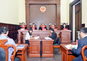 Sự có mặt của hội đồng thành viên xét xử?